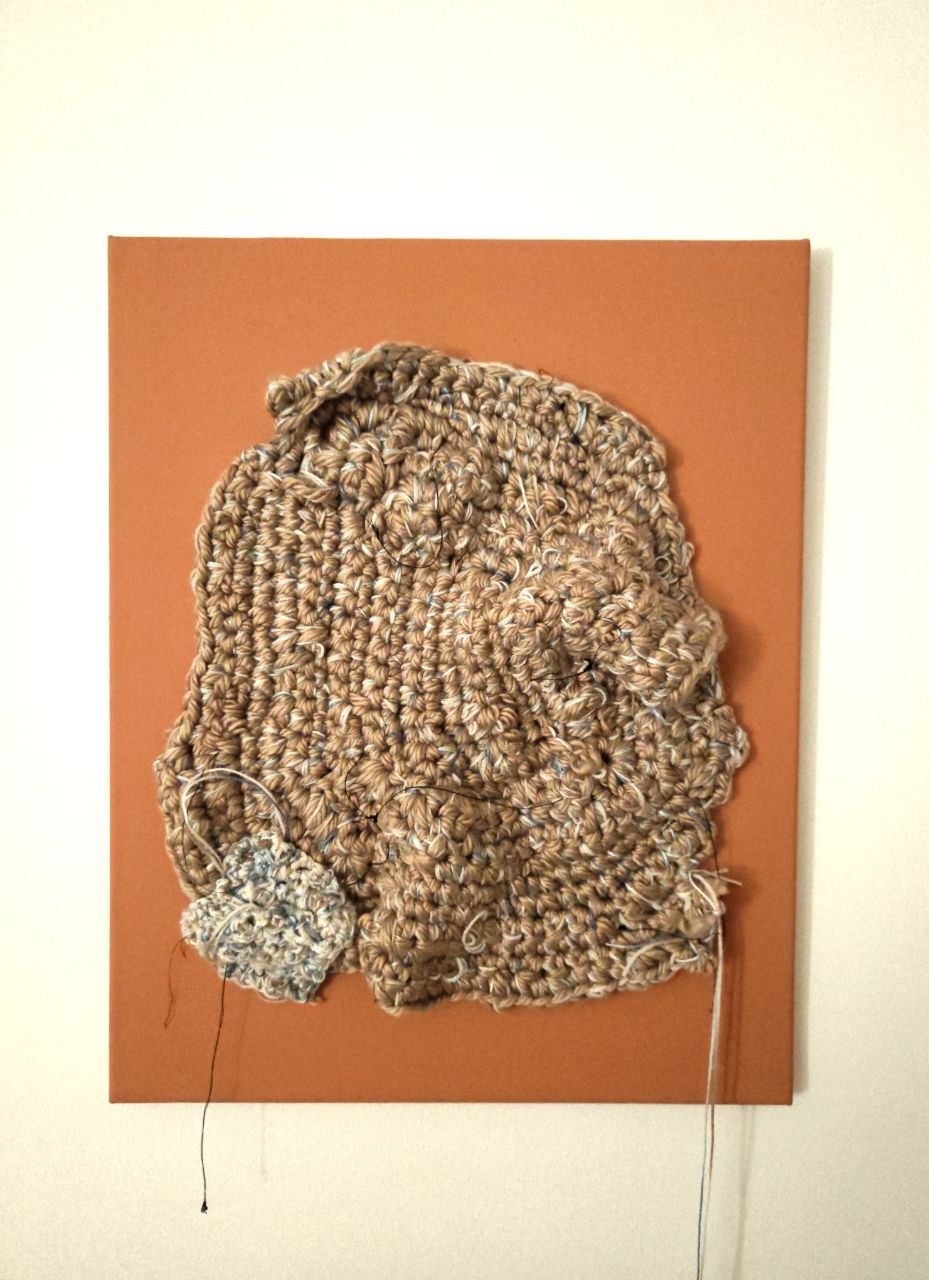 Il Virus — Cotone misto su tela terracotta con escrescenza blu, 2026