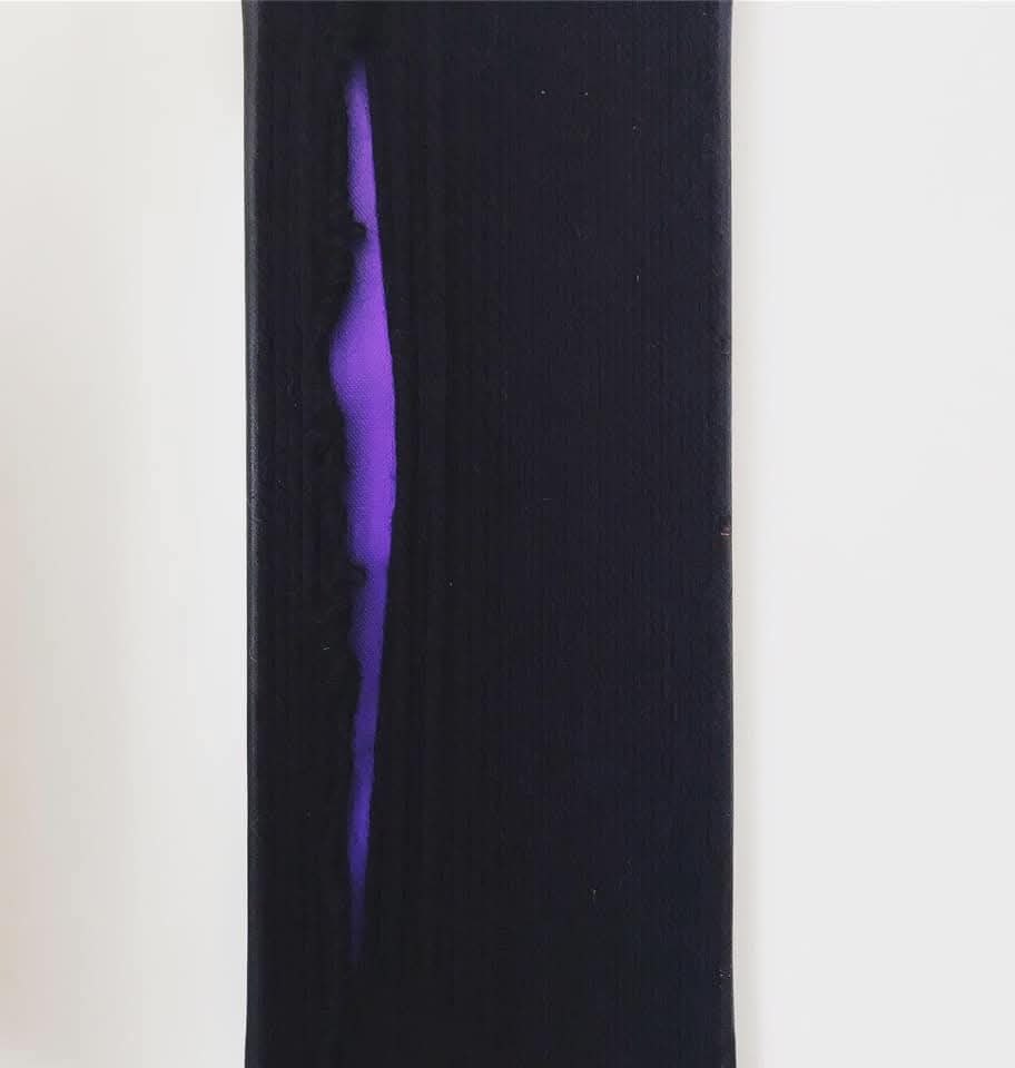 Cicatrici II — Nero su Viola — Acrilico e lana su tela, lacerazione verticale · viola abissale, 2026