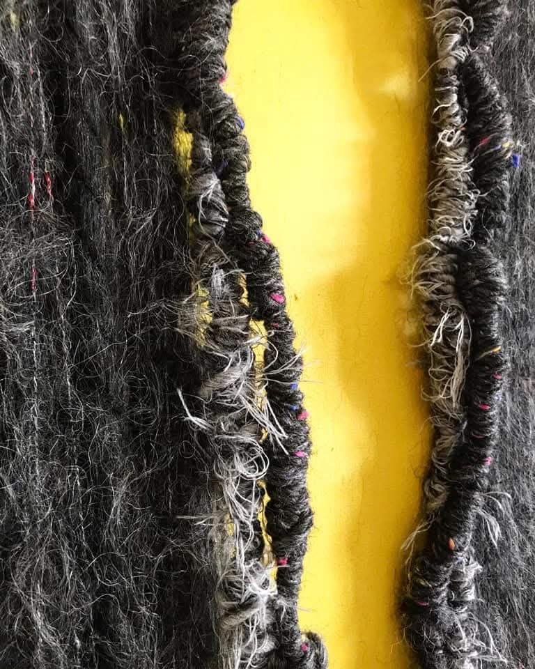 Cicatrici III — Nero su Giallo — Misto cotoni su tela, lacerazione verticale · giallo vibrante, 2026