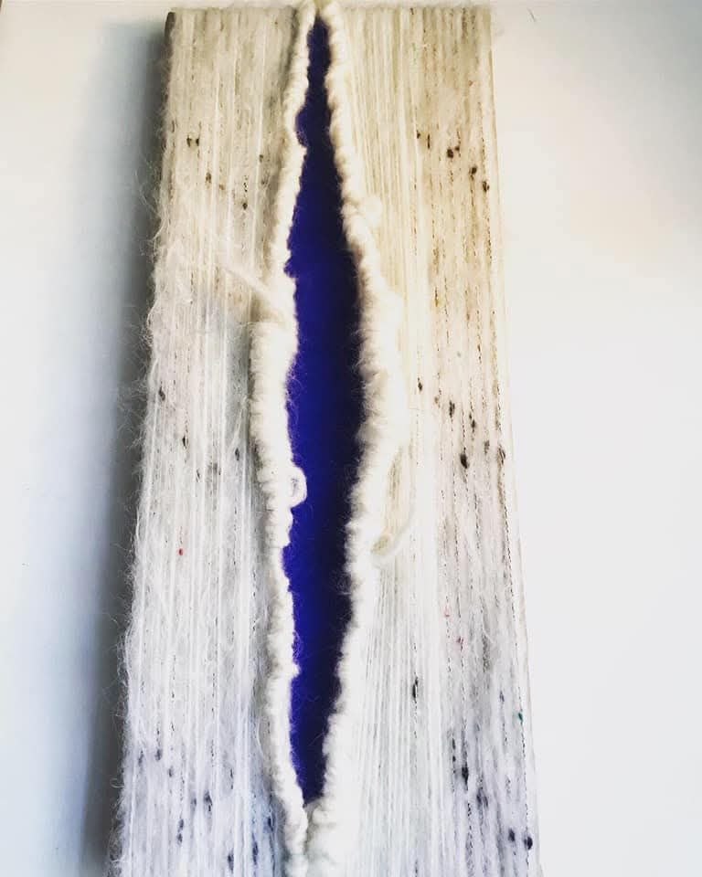 Cicatrici IV — Bianco su Blu — Lana e cotone su tela, lacerazione verticale · blu cobalto abissale, 2026