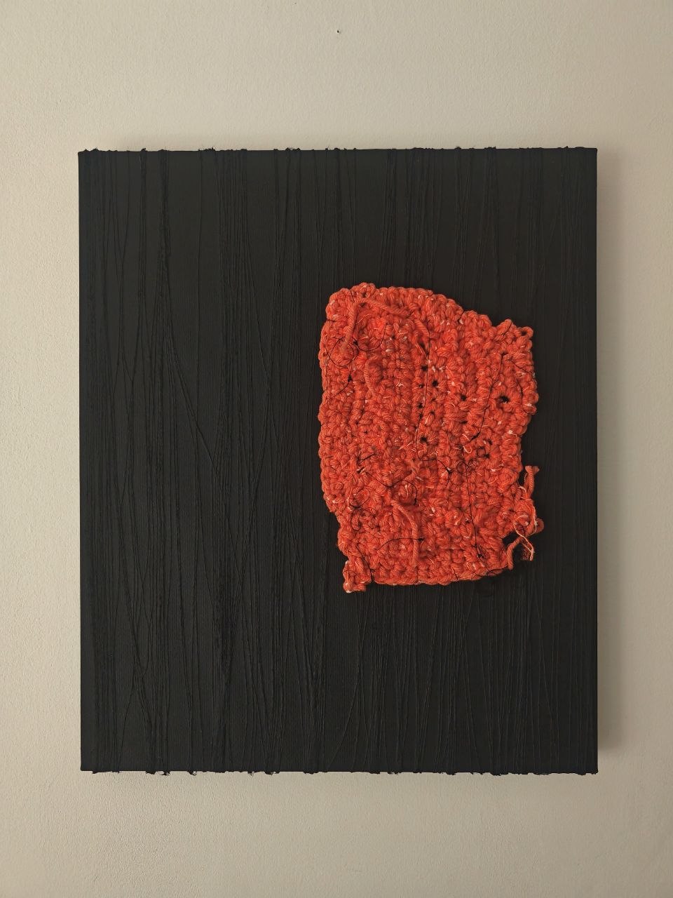 Ross.Wool · «Respiro di Fuoco» — Scultura tessile in maglia rosso cinabro su tela nera, 2024