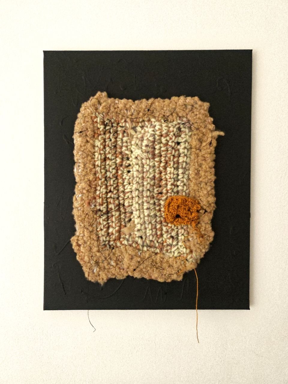 Ross.Wool · «Cifra d'Ombra» — Tessitura a rilievo con inserto ocra e incisioni asemiche, 2024
