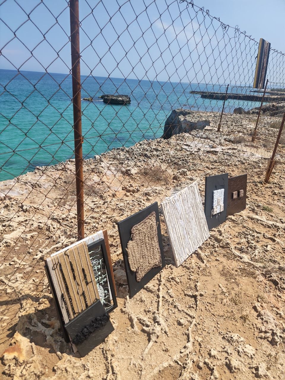 Risonanze di Roccia — Shooting en plein air · Falesia calcarea e fibra di lana, 2024