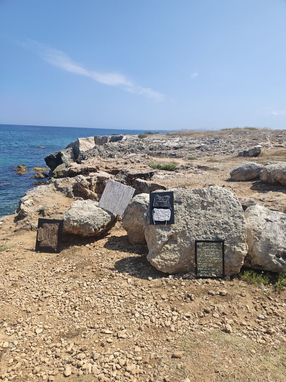 Soglia del Mare (Porto) — Incisione su Rosaspina 600g e lana su falesia marina, 2024